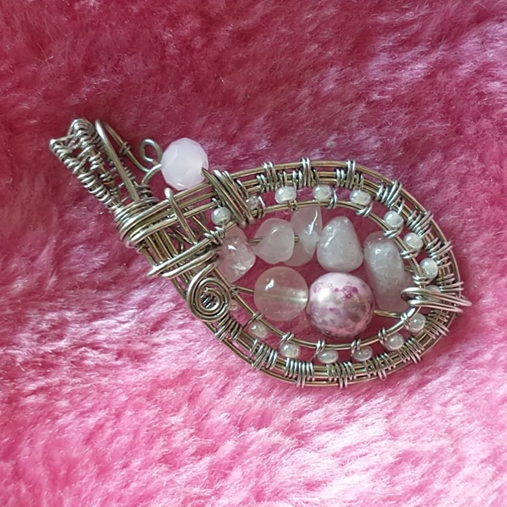 NWT Beautiful Rose Quartz Wire Weaved Pendant